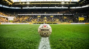 Offizieller Bundesliga-Spielball auf dem Anstoßpunkt im Mittelkreis vor dem Anpfiff
